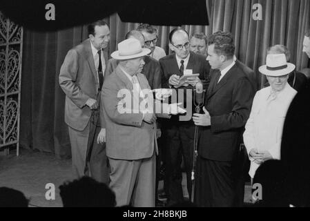 MOSCOU, RUSSIE - 24 juillet 1959 - Richard Nixon et Nikita Khrouchtchev discutant à l'exposition nationale américaine de Moscou, Russie en juillet 1959, il la Banque D'Images