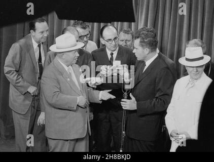 MOSCOU, RUSSIE - 24 juillet 1959 - Richard Nixon et Nikita Khrouchtchev discutant à l'exposition nationale américaine de Moscou, Russie en juillet 1959, il la Banque D'Images