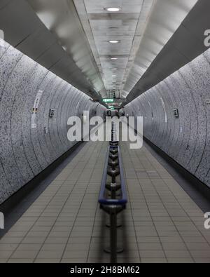 Vider le tunnel souterrain de la station de métro Green Park à Londres. Banque D'Images