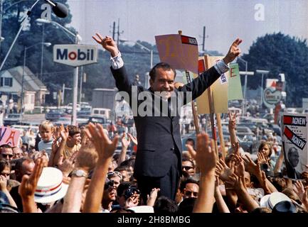 PAOLI, PA, Etats-Unis - 1968 juillet - Richard Nixon donne son signe de victoire de marque pendant qu'il se trouve à Paoli, PA (banlieue ouest de Philadelphie/ligne principale) pendant son suc Banque D'Images