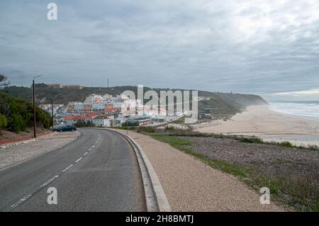 Portrait de la ville et de la plage de Nazaré, Portugal Banque D'Images