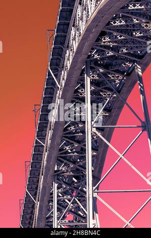 Résumé de l'avis de supports en acier Le Pont Dom Luis I à Porto, Portugal vu de sous Banque D'Images