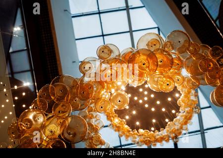 De nombreuses grandes lampes en verre pendent du plafond du centre commercial Banque D'Images