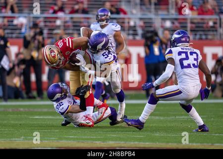 San Francisco 49ers Tight End Charlie Woerner (89) est abordé par la sécurité des Vikings du Minnesota Harrison Smith (22) et le lignebacker intermédiaire des Vikings du Minnesota Banque D'Images