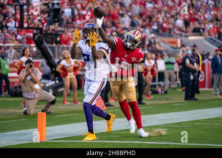 Deebo Samuel (19), grand récepteur des 49ers de San Francisco, défend contre le col du Minnesota Vikings Corner back Bashaud Breeland (21) pendant la troisième qu Banque D'Images