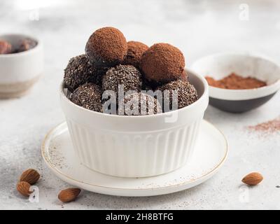 Chia graines cacao boules d'énergie sur fond gris Banque D'Images