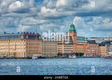 Détail de la ville touristique et magnifique de Stockholm Gamla Stan ou de la vieille ville avec ses bâtiments.Vue détaillée du port historique (Nybroviken havn).Suède Banque D'Images