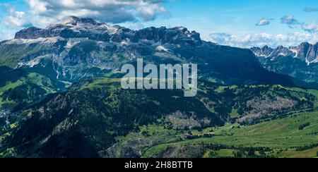 Groupe de montagne Sella avec le plus haut pic de Piz BoE de Monte SIEF sommet de montagne dans les montagnes Dolomiti en Italie pendant la belle da d'été Banque D'Images