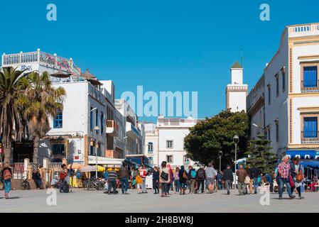 ESSAOUIRA - JAN 04: Personnes marchant sur la place Moulay Hassan anв place principale à Essaouira, janvier 04.2018 au Maroc Banque D'Images