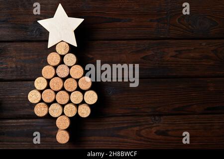 Arbre de Noël à base de bouchons à vin avec une étoile sur fond de bois Banque D'Images