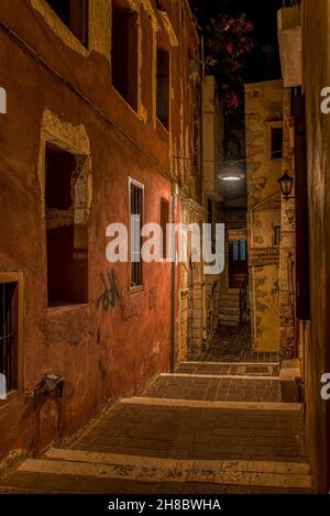 La ruelle sinistre de Moschon au milieu de la nuit illuminée par un feu de rue dans la vieille ville de Chania, Crète, Grèce, 13 octobre 2021 Banque D'Images