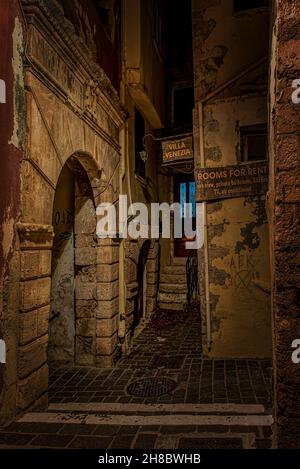 La ruelle sinistre de Moschon au milieu de la nuit dans la vieille ville de Chania, Crète, Grèce, 13 octobre 2021 Banque D'Images