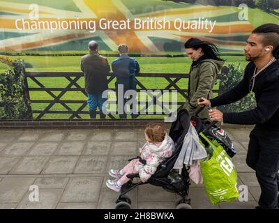 Champion Great British Quality: Une publicité faisant la promotion de produits britanniques en dehors d'un magasin Aldi à Southend-on-Sea, Essex.Photographe: Peter Denc Banque D'Images