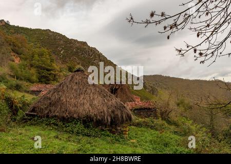 Huttes de bergers à Tuiza, dans les Picos de Europa, dans les Asturies. Banque D'Images