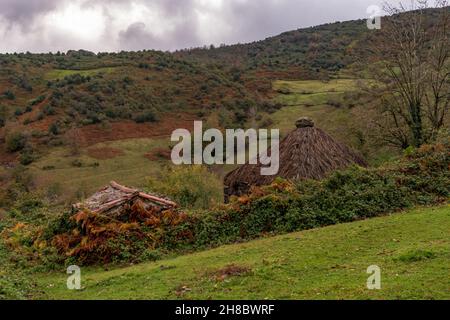 Huttes de bergers à Tuiza, dans les Picos de Europa, dans les Asturies. Banque D'Images