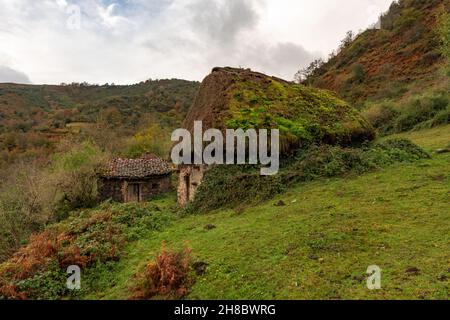 Huttes de bergers à Tuiza, dans les Picos de Europa, dans les Asturies. Banque D'Images