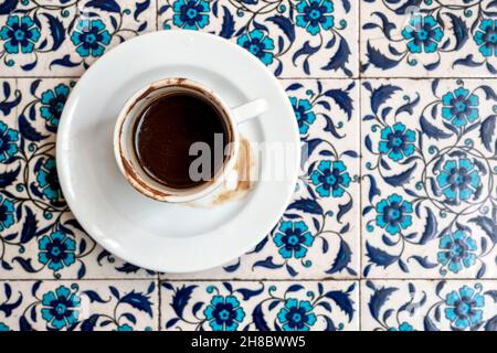 Café restant, sédiments, précipité de café turc noir dans une tasse blanche en céramique, vue du dessus Banque D'Images