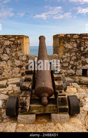 Canons dans le fort Casa del Rey à Llanes. Banque D'Images