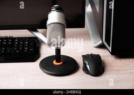 Microphone et ordinateur sur le bureau.Le lieu de travail de Blogger. Banque D'Images