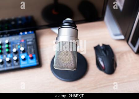 Microphone et ordinateur sur le bureau.Le lieu de travail de Blogger. Banque D'Images