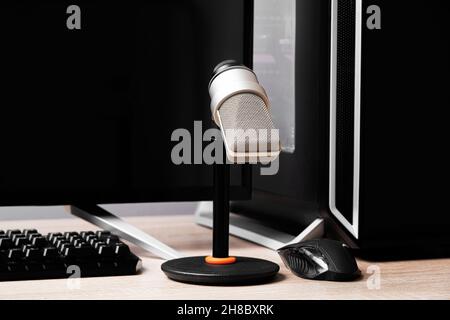 Microphone et ordinateur sur le bureau.Le lieu de travail de Blogger. Banque D'Images