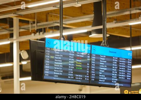 Les informations relatives aux portes d'embarquement de l'aéroport s'affichent.Horaires de vol.Écran d'arrivée au départ Banque D'Images