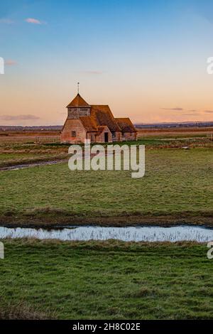 Église St Thomas å Becket, Fairfield, Kent dans sa solitude sur Romney Marsh, Angleterre Banque D'Images