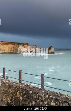 falaises et pile de mer à la baie d'eau douce sur la côte de l'île de wight, ciel sombre d'atmosphère de moody sur les falaises de la baie d'eau douce plage de l'île de wight Banque D'Images