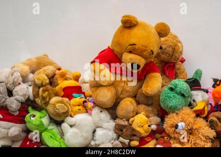 pile de jouets et d'ours en peluche colorés, de divers ours en peluche et d'animaux de jeu dans un tas coloré, jouets en peluche pour enfants dans un grand tas. Banque D'Images