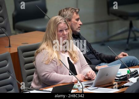 De gauche à droite Iris DWORECK-DANIELOWSKI, groupe parlementaire de l'AfD, NIC VOGEL, groupe parlementaire de l'AfD, débat sur le sujet:, Loi sur l'établissement du budget de l'État de Rhénanie-du-Nord-Westphalie pour l'exercice 2022 (Loi budgétaire 2022) ,, 151e session du Landtag Rhénanie-du-Nord-Westphalie, dans le Landtag Rhénanie-du-Nord-Westphalie NRW, Düsseldorf le 24 novembre 2021, Banque D'Images