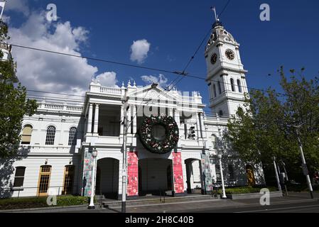 Hôtel de ville de Malvern, sur Glenferrie Rd dans la ville de Stonnington, recouvert de décorations de Noël par une journée lumineuse et ensoleillée Banque D'Images