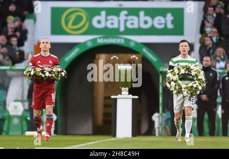 Glasgow, Écosse, 28 novembre 2021.Scott Brown (à gauche) d'Aberdeen et Callum McGregor du Celtic portent des couronnes à la mémoire de Bertie Auld avant le match de la Premier League écossaise au Celtic Park, Glasgow.Crédit photo à lire: Neil Hanna / Sportimage crédit: Sportimage / Alay Live News Banque D'Images