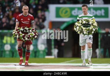 Glasgow, Écosse, 28 novembre 2021.Scott Brown (à gauche) d'Aberdeen et Callum McGregor du Celtic portent des couronnes à la mémoire de Bertie Auld avant le match de la Premier League écossaise au Celtic Park, Glasgow.Crédit photo à lire: Neil Hanna / Sportimage crédit: Sportimage / Alay Live News Banque D'Images