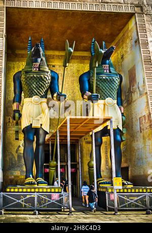 Singapour - 26 février 2021 : à la vengeance de la momie, deux anciennes statues égyptiennes gardaient l'entrée à Universal Studios Singapore. Banque D'Images