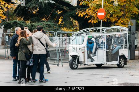 Madrid, Espagne, 28 novembre 2021 : passagers sur un tuk tuk à Madrid, Espagne Banque D'Images