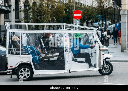 Madrid, Espagne, 28 novembre 2021 : passagers sur un tuk tuk à Madrid, Espagne Banque D'Images