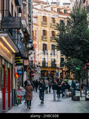 Madrid, Espagne, 28 novembre 2021 : piétons marchant sur la Calle de la Victoria à Madrid, Espagne Banque D'Images