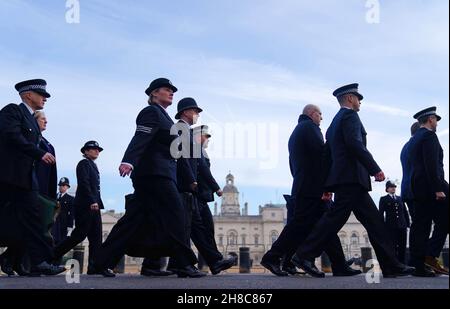 Des policiers marchent le long de Horse Guards Road devant un service commémoratif pour se souvenir et célébrer la vie du sergent de police Métropolitain Matt Ratana à la chapelle militaire royale de Westminster, à Londres.Date de la photo: Lundi 29 novembre 2021. Banque D'Images