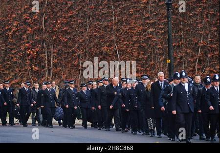 Des policiers marchent le long de Horse Guards Road devant un service commémoratif pour se souvenir et célébrer la vie du sergent de police Métropolitain Matt Ratana à la chapelle militaire royale de Westminster, à Londres.Date de la photo: Lundi 29 novembre 2021. Banque D'Images