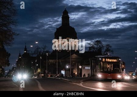 STOCKHOLM, SUÈDE - 08 octobre 2021 : l'église Gustaf Vasa et la circulation urbaine la nuit à Odenplan à Stockholm, Suède Banque D'Images