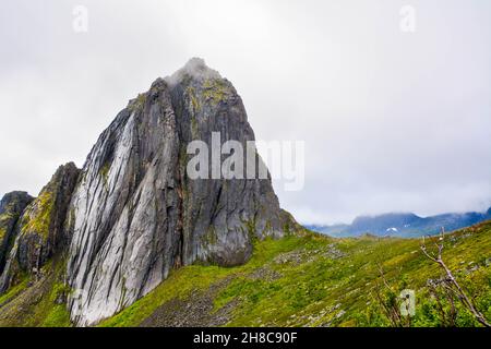 Vue depuis le mont Hesten sur la montagne emblématique de Segla Banque D'Images