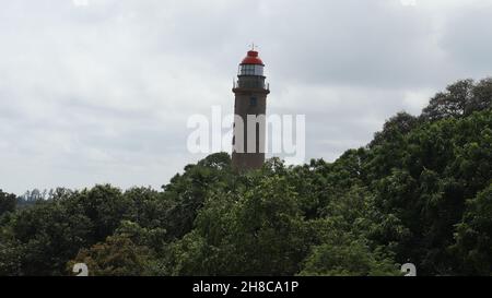 Le phare et le ciel au milieu des arbres qui ressemblent à une mosaïque verte Banque D'Images