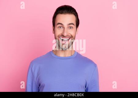 Photo de brunet impressionné millenny Guy look porter pull-over bleu isolé sur fond de couleur rose pastel Banque D'Images