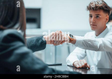 La secrétaire de son bureau se fait un plaisir de travailler en équipe avec le sourire Banque D'Images