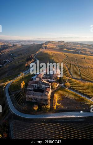 Vue aérienne de la route sinueuse menant au Castello di la Volta. Barolo, région viticole de Barolo, Langhe, Piémont, Italie, Europe. Banque D'Images