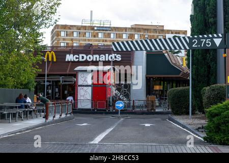 VALLADOLID, ESPAGNE - 09 août 2021 : le célèbre restaurant McDonald's de Valladolid, Espagne Banque D'Images