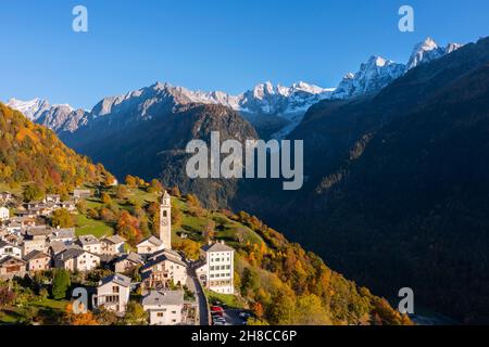 Vue aérienne du petit village de Soglio au coucher du soleil en automne.District de Maloja, canton de Graubunden, vallée de Bregaglia, Suisse, Europe. Banque D'Images