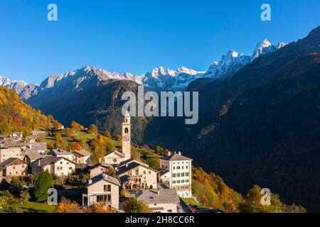 Vue aérienne du petit village de Soglio au coucher du soleil en automne.District de Maloja, canton de Graubunden, vallée de Bregaglia, Suisse, Europe. Banque D'Images