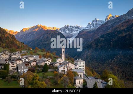 Vue aérienne du petit village de Soglio au coucher du soleil en automne.District de Maloja, canton de Graubunden, vallée de Bregaglia, Suisse, Europe. Banque D'Images