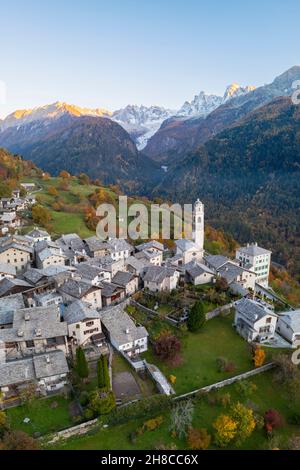 Vue aérienne du petit village de Soglio au coucher du soleil en automne.District de Maloja, canton de Graubunden, vallée de Bregaglia, Suisse, Europe. Banque D'Images